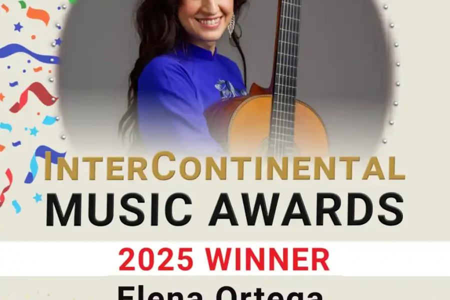 Una guitarrista ripense premiada con pelo largo y oscuro, vestida con un top azul, sostiene una guitarra clásica. El texto dice "InterContinental Music Awards 2025 Ganadora Elena Ortega Mejor Instrumentista / Sevilla (I. Albéniz)". Confeti decora el fondo.