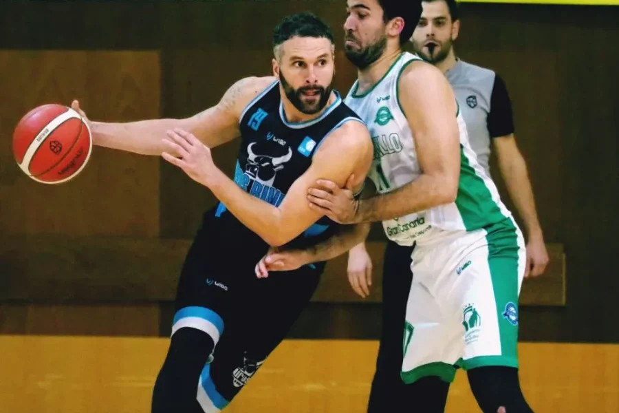 Uros de Rivas ganó el partido de baloncesto.