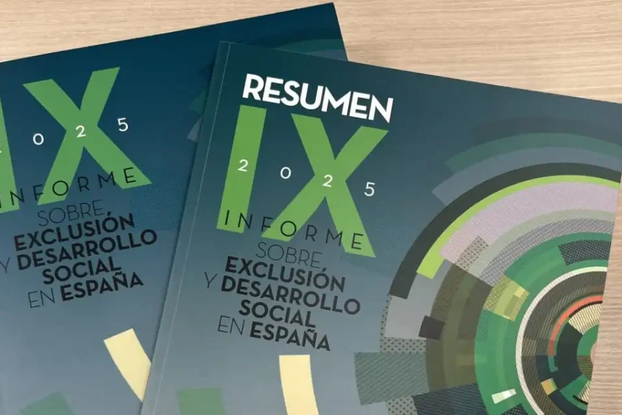 Dos ejemplares de un informe titulado Resumen IX Informe 2025 sobre Exclusión y Desarrollo Social en España descansan sobre una superficie de madera clara. La portada presenta diseños geométricos de color verde y motivos circulares estilizados, que destacan la desigualdad y la exclusión social en España.