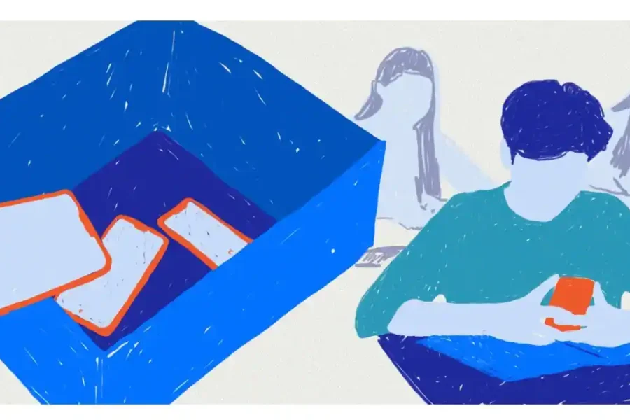 Ilustración de un estudiante que sostiene un teléfono en un pupitre mientras una mano recoge otros móviles en una caja azul, destacando la prohibición de móviles en las aulas de España. Dos estudiantes sentados al fondo.