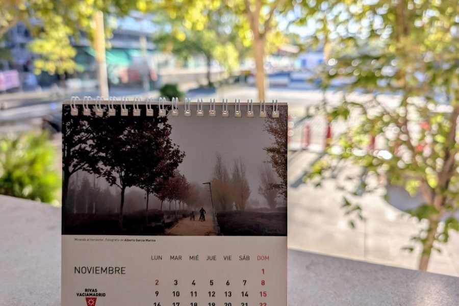 Páginas del calendario municipal de 2026 con fotografías enviadas por vecinos y vecinas de Rivas