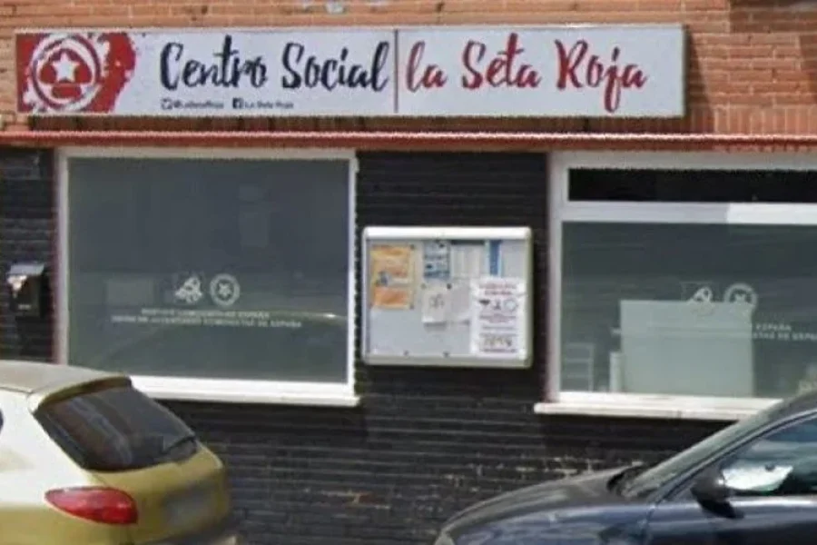 Fachada del Centro Social La Seta Roja, donde también está la sede del PCE de Rivas.