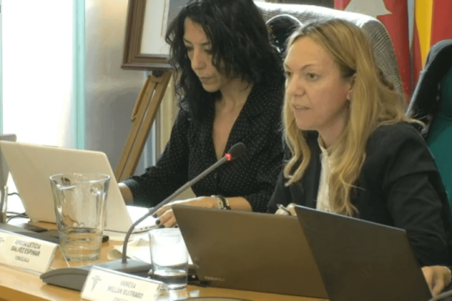 Vanessa Millán, líder de Podemos Rivas, en el Pleno local.